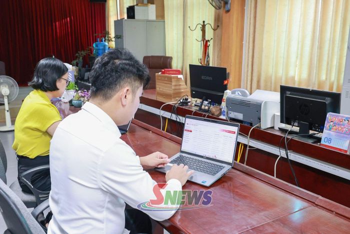 Đảng viên Đảng bộ Báo và Phát thanh, truyền hình Sơn La cập nhật thông tin đảng viên trên Sổ tay đảng viên điện tử.