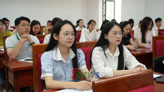 Các học viên tham gia lớp bồi dưỡng lý luận chính trị dành cho đảng viên mới khóa VI năm 2026