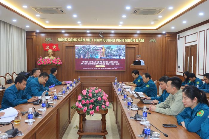 Cán bộ, chiến sĩ tự vệ học tập các chuyên đề giáo dục chính trị, pháp luật.