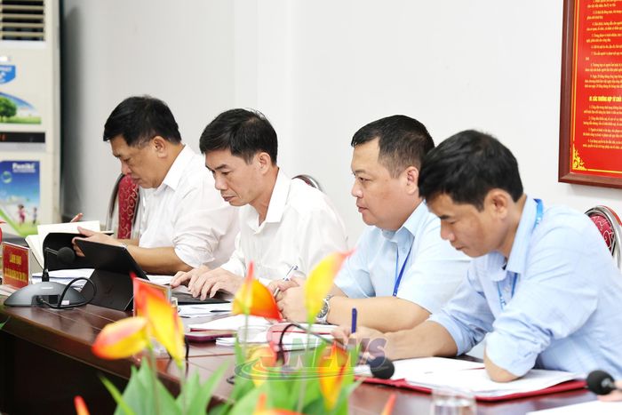 Lãnh đạo các sở, ngành và UBND phường Chiềng Sinh dự cuộc tiếp công dân.