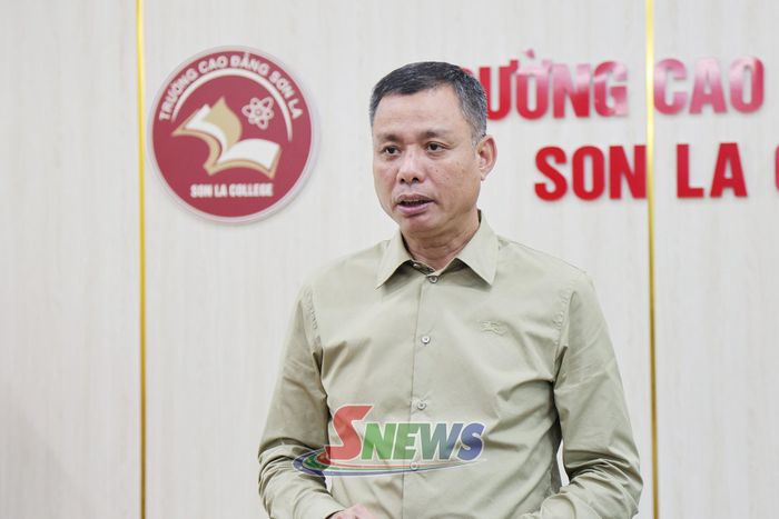 Đồng chí Nguyễn Thành Công, Phó Chủ tịch UBND tỉnh, Chủ tịch Hội đồng tuyển dụng, phát biểu chỉ đạo tại cuộc họp.