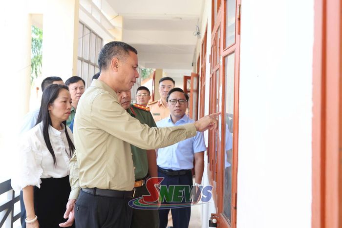 Hội đồng tuyển dụng công chức tỉnh Sơn La kiểm tra việc niêm yết các phòng thi.