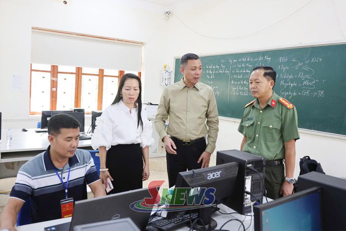 Hội đồng tuyển dụng công chức tỉnh Sơn La kiểm tra hệ thống máy tính ở các phòng thi.