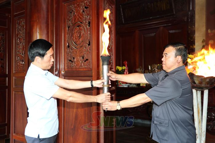 Lãnh đạo Sở Văn hóa, Thể thao và Du lịch thực hiện nghi thức xin lửa