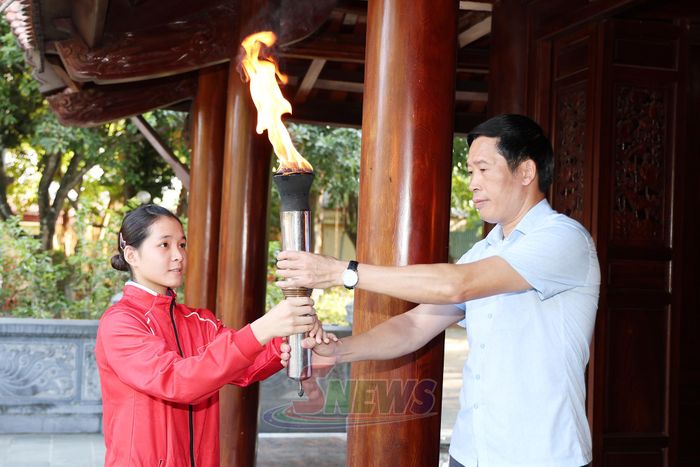 Lãnh đạo Sở Văn hóa, Thể thao và Du lịch trao đuốc cho vận động viên Hoàng Thị Thu Huyền
