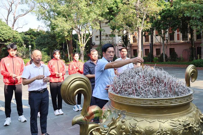 Lãnh đạo Sở Văn hóa, Thể thao và Du lịch dâng hương tại Nhà tưởng niệm.