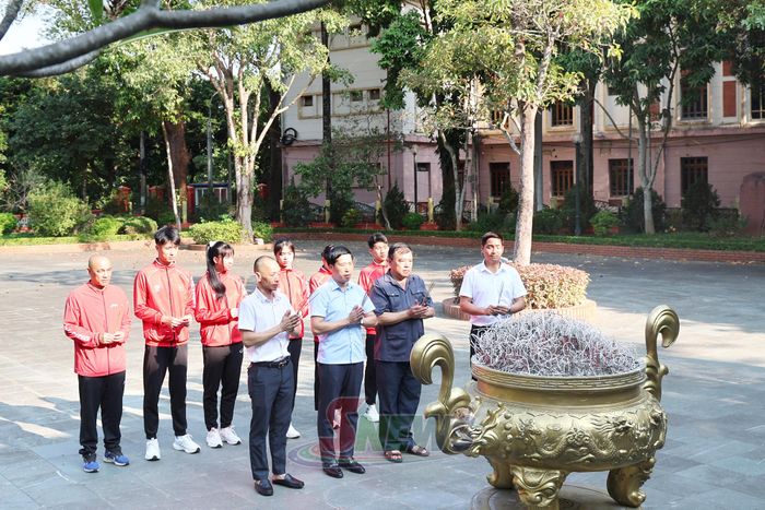 Đoàn dâng hương Nhà tưởng niệm các Anh hùng liệt sĩ Nhà tù Sơn La.