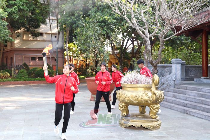 VĐV Hoàng Thị Thu Huyền cầm đuốc dẫn đầu cùng 4 vận động viên tiêu biểu