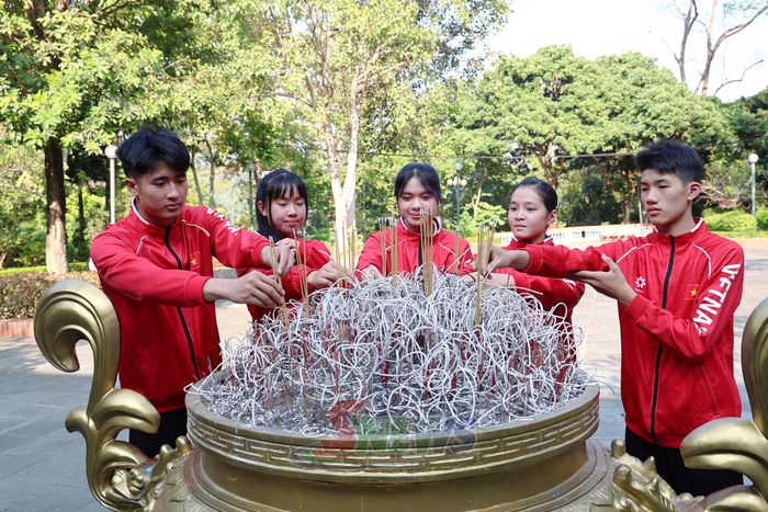 Các vận động viên tiêu biểu dâng hương tại Nhà tưởng niệm.