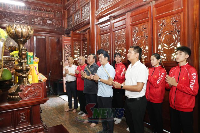 Đoàn dâng hương tại Nhà tưởng niệm