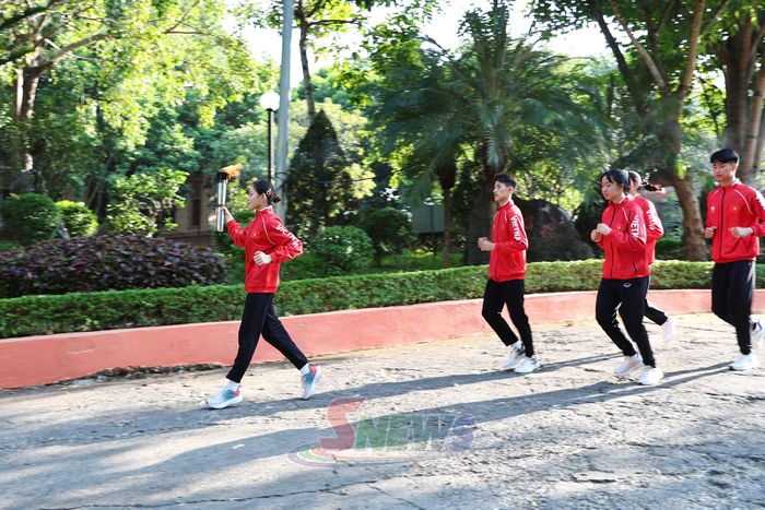 Đoàn vận động viên tiêu biểu đưa ngọn lửa về Sân vận động tỉnh