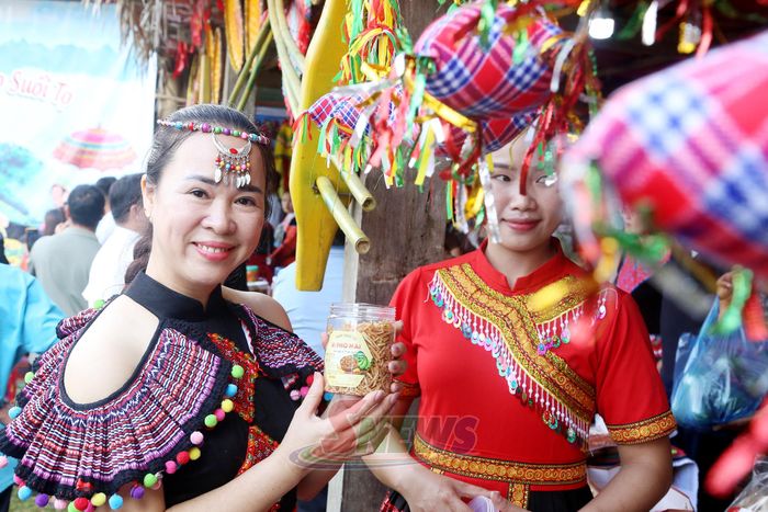 Du khách tham quan các gian hàng bày bán tại phiên chợ.