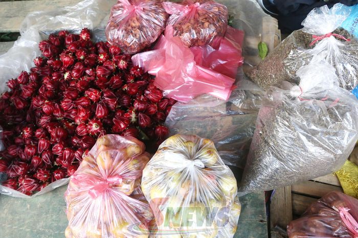 Nông sản đặc trưng địa phương được bày bán tại phiên chợ.