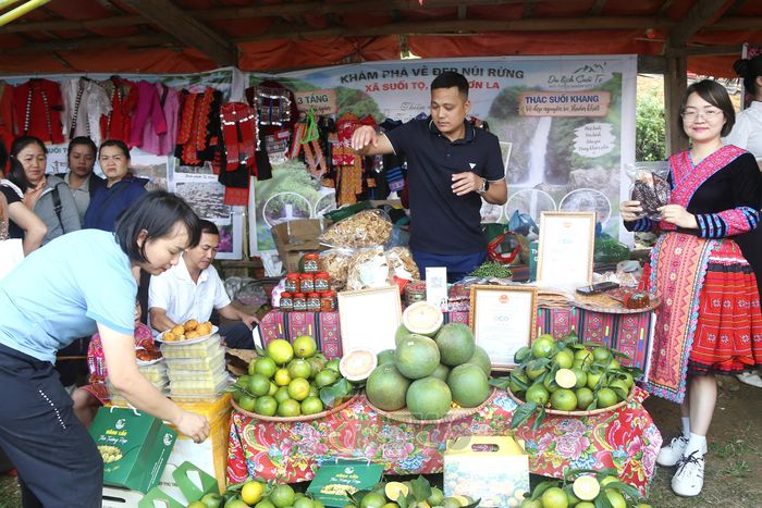 Gian hàng nông sản xã Mường Cơi tham gia phiên chợ.