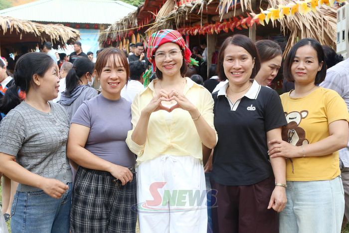 Du khách check-in tại chợ phiên Suối Tọ.