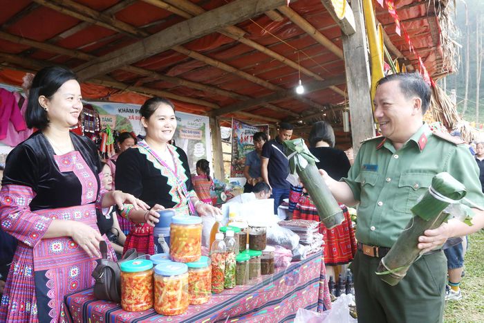 Sản phẩm thịt lợn muối chua hấp dẫn du khách.