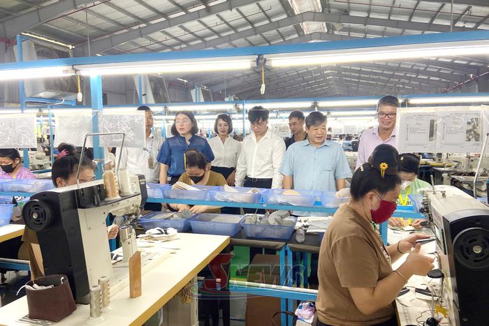 Đoàn công tác kiểm tra thực tế tại nhà xưởng Công ty CP Giầy Yên Châu.
