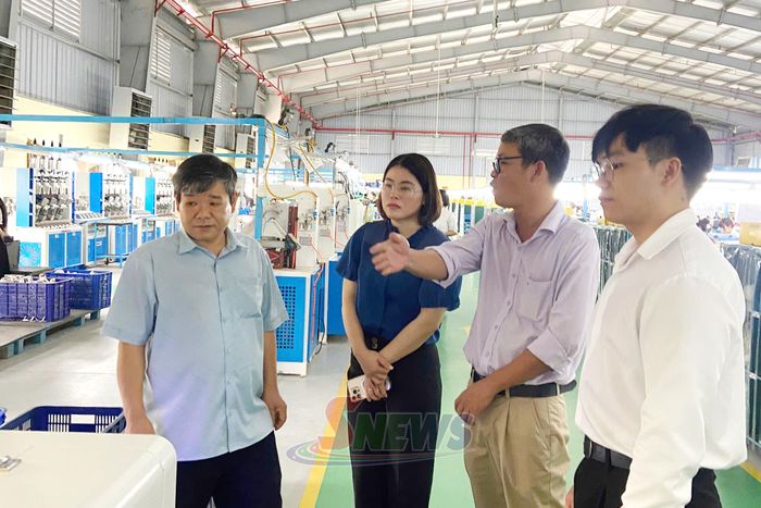 Đoàn công tác Sở nội vụ tỉnh kiểm tra Công ty CP Giầy Yên Châu.