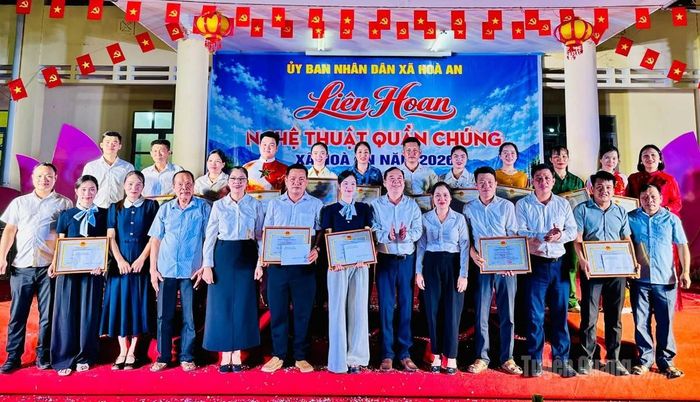 Ban Tổ chức trao giải, chụp ảnh lưu niệm cùng các đội thi.