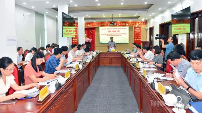 Ban Kinh tế - Ngân sách thẩm tra các dự thảo nghị quyết trình Kỳ họp thứ sáu HĐND tỉnh.