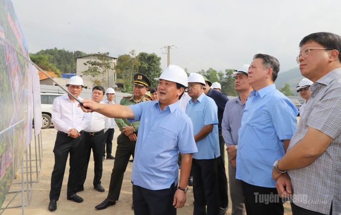 Bí thư Tỉnh ủy Hầu A Lềnh kiểm tra quy hoạch Trường phổ thông nội trú liên cấp TH và THCS Bạch Đích.