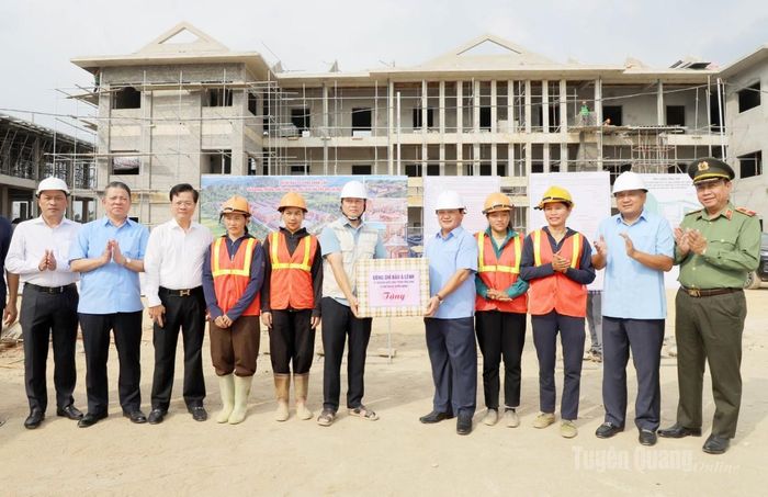 Bí thư Tỉnh ủy Hầu A Lềnh tặng quà đơn vị thi công Trường phổ thông nội trú liên cấp TH và THCS Bạch Đích.