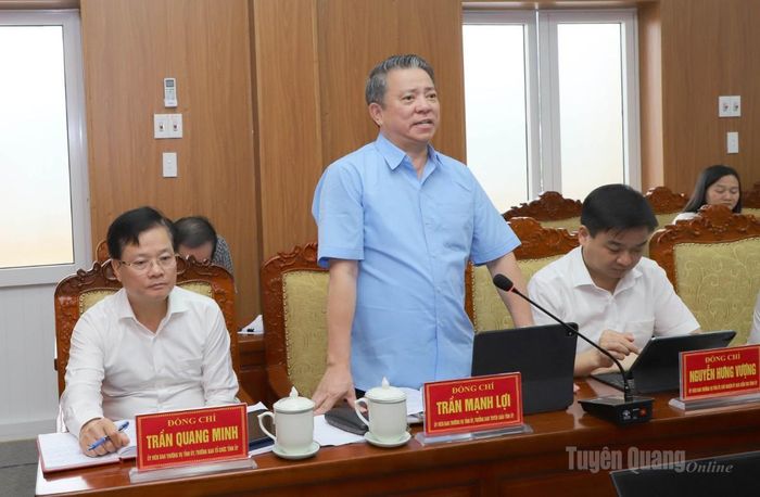 Trưởng Ban Tuyên giáo và Dân vận Tỉnh ủy Trần Mạnh Lợi thảo luận tại hội nghị.