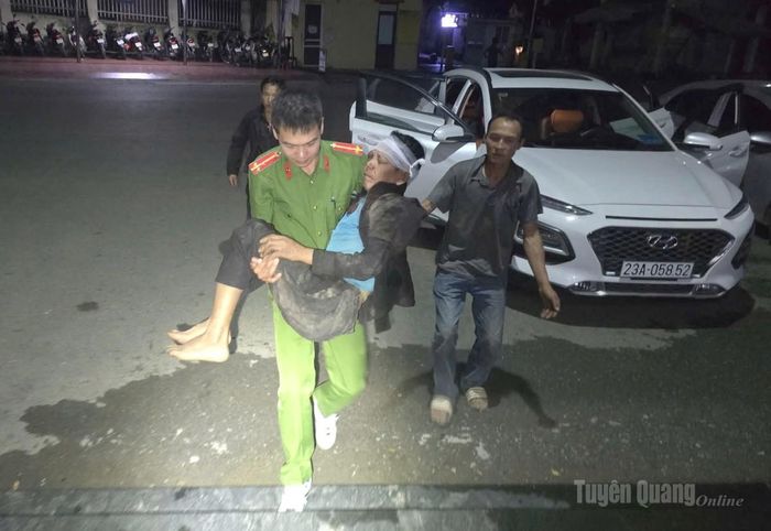 Ngay sau đó ông Sùng được đưa tới Bệnh viện Đa khoa khu vực Yên Minh để tiếp tục điều trị.