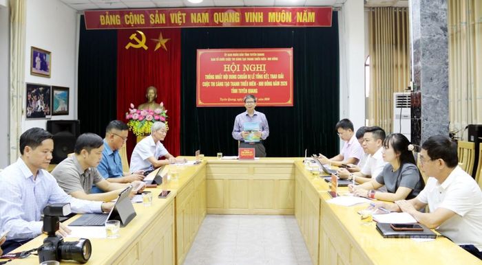 Lãnh đạo Liên hiệp các Hội Khoa học và Kỹ thuật tỉnh, cơ quan Thường trực Ban Tổ chức cuộc thi phát biểu tại Hội nghị.