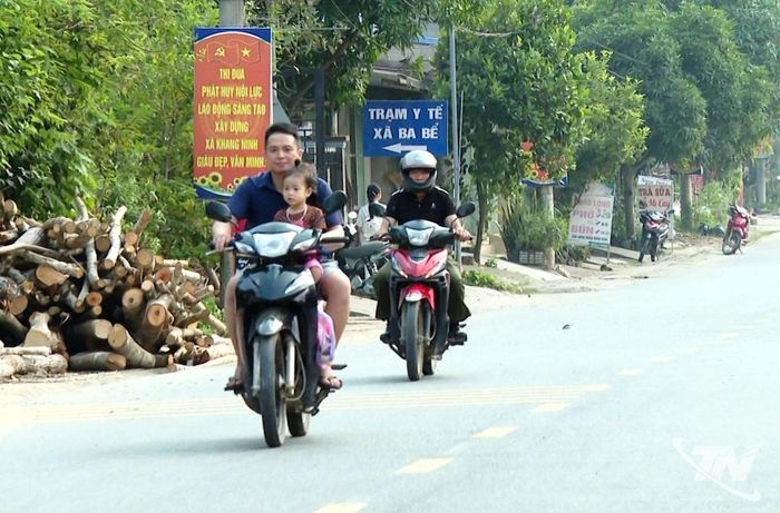 Tại xã Ba Bể, tình trạng người tham gia giao thông không đội mũ bảo hiểm vẫn còn diễn ra.