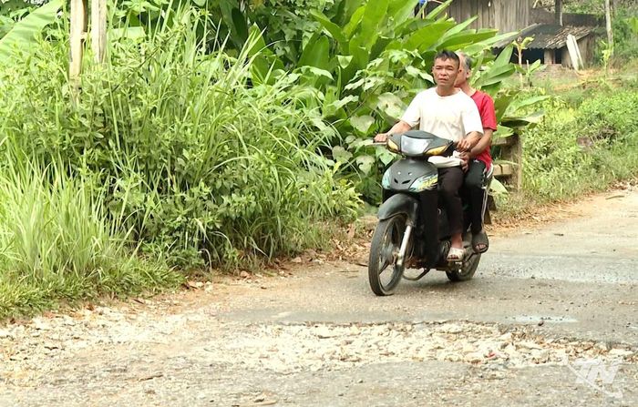 Tại xã Cẩm Giàng, người tham gia giao thông trên các tuyến đường thôn vẫn chủ quan không đội mũ bảo hiểm.