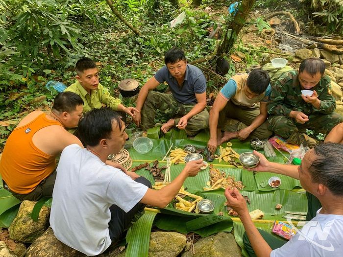 Bữa ăn bên khe suối tiếp thêm sức cho hành trình bám rừng.