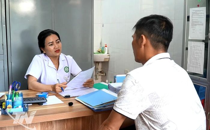 Nhân viên y tế tư vấn cho người bệnh tại Cơ sở điều trị Methadone Phú Lương.