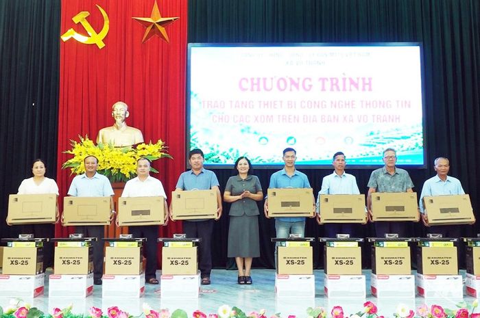 Xã Vô Tranh trao máy tính, máy in cho các xóm để bí thư chi bộ, trưởng xóm, trưởng ban công tác mặt trận và những người được phân công cùng quản lý, sử dụng phục vụ nhiệm vụ chung.