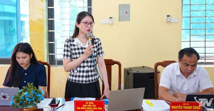 Thành viên Đoàn giám sát trao đổi tại buổi làm việc.