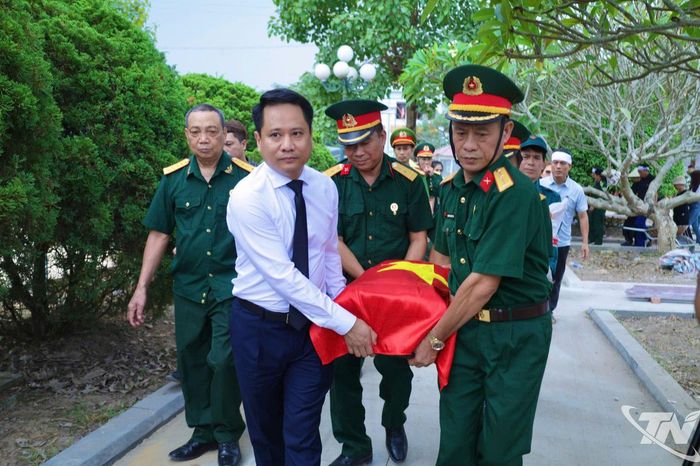 Đưa hài cốt liệt sĩ Lê Tước về an táng tại Nghĩa trang Liệt sĩ Dốc Lim.