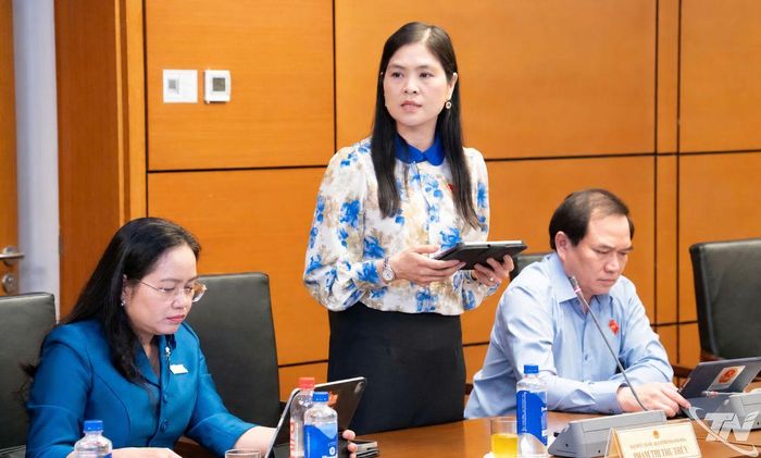 Đại biểu Phạm Thị Thu Thủy (Đoàn đại biểu Quốc hội tỉnh Thái Nguyên) phát biểu thảo luận tại Tổ.