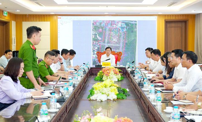 Quang cảnh buổi làm việc tại phường Vạn Xuân.