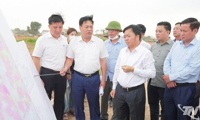 Đồng chí Bùi Văn Lương, Phó Bí thư Tỉnh ủy, Chủ tịch HĐND tỉnh kiểm tra tiến độ dự án tại thực địa.
