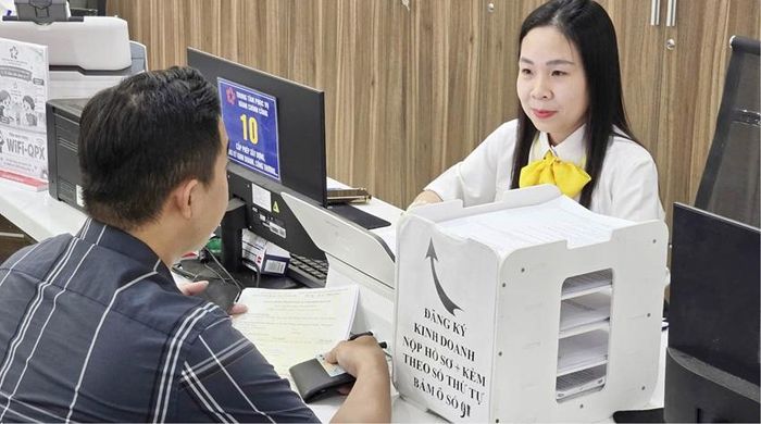 Cán bộ Trung tâm Phục vụ hành chính công Phú Xuân hỗ trợ người dân khi đến giao dịch. Ảnh: Liên Minh