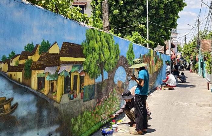 Bích họa góp phần tạo thêm điểm dừng chân, trải nghiệm cho du khách tại phố cổ Bao Vinh.