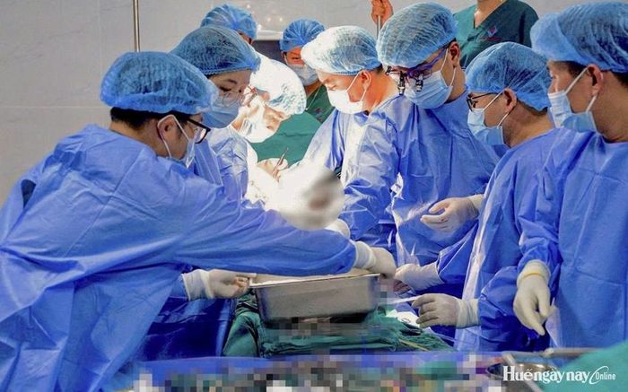 Đội ngũ y bác sĩ BVTW Huế thực hiện ca ghép tạng.