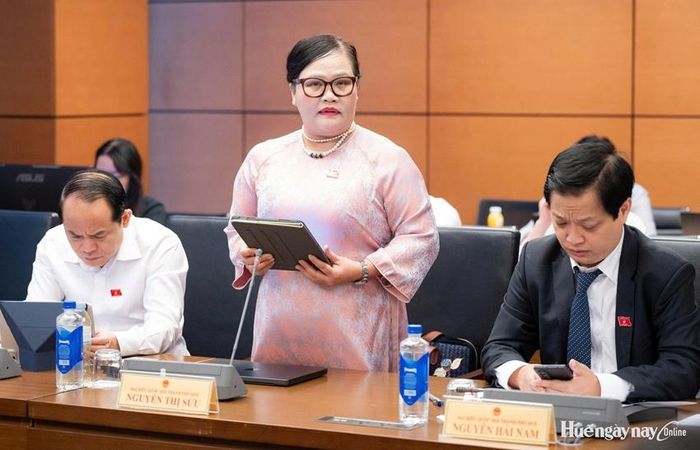 Đại biểu Nguyễn Thị Sửu đề nghị phân loại công trình theo mức độ rủi ro trong dự án Luật sửa đổi, bổ sung một số điều của Luật Phòng cháy, chữa cháy và cứu nạn, cứu hộ. Ảnh: Đoàn ĐBQH thành phố cung cấp