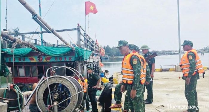 Lực lượng Đồn Biên phòng Vinh Xuân bắt giữ tàu đánh bắt giã cào trái phép, đưa về xử lý theo quy định.