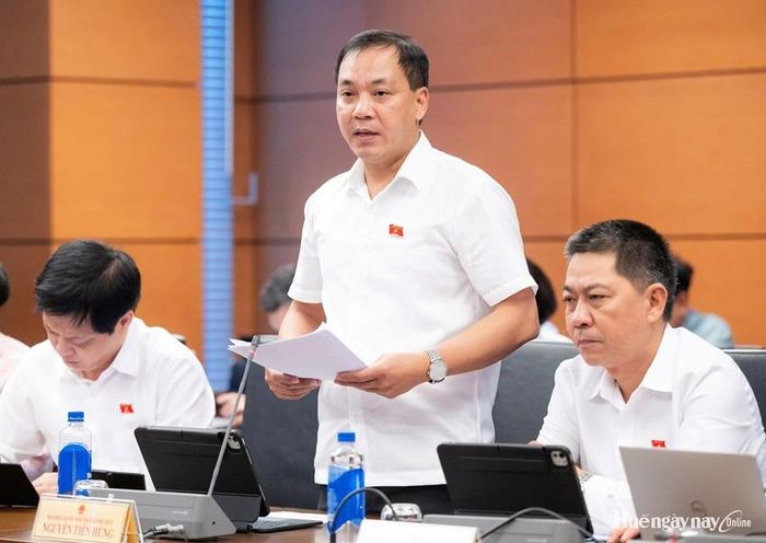 Đại biểu Nguyễn Tiến Hùng, Viện trưởng Viện Kiểm sát nhân dân TP. Huế đề nghị bảo đảm quyền giải trình khi thiết bị gặp sự cố, hình ảnh chưa đủ căn cứ xác định người vi phạm hoặc biển số bị làm giả. Ảnh: Đoàn ĐBQH thành phố cung cấp
