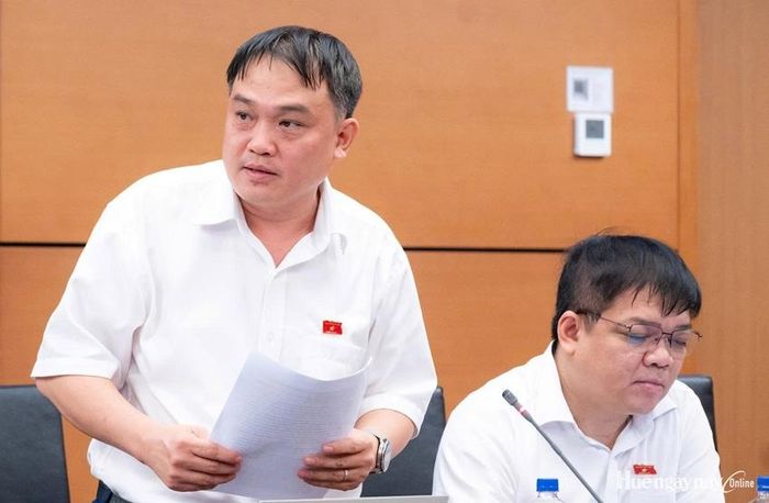 Đại biểu Nguyễn Thanh Xuân, Phó Giám đốc Bệnh viện Trung ương Huế góp ý về yêu cầu bắt buộc định danh, xác thực điện tử. Ảnh: Đoàn ĐBQH thành phố cung cấp