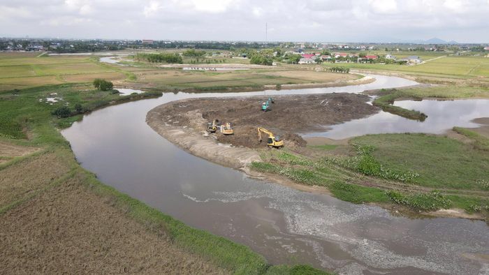 Ở nhánh kênh Cẩm Yên – Rào Cái, ông Nguyễn Đình Huy, chỉ huy trưởng công trường thuộc Công ty CP Xây dựng Thủy lợi Cà Mau, cho biết: Đơn vị tập trung nạo vét, khơi thông dòng chảy, chỉnh sửa mái bờ và tạo lối đi phục vụ người dân ở những khu vực phù hợp. Đến nay, đơn vị đã nạo vét khoảng 5km trong tổng chiều dài khoảng 6km của đoạn tuyến được giao.