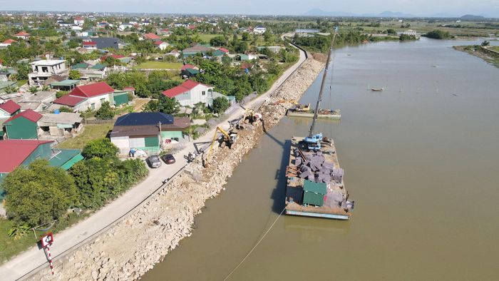 Theo kỹ sư Phùng Quốc Hoàng, cán bộ Ban Quản lý dự án đầu tư xây dựng công trình Nông nghiệp và Phát triển nông thôn tỉnh Hà Tĩnh, các mũi thi công đang được triển khai theo kế hoạch. Điều kiện thời tiết năm nay tương đối thuận lợi, tạo điều kiện để nhà thầu tổ chức thi công và phấn đấu hoàn thành công trình đúng tiến độ.