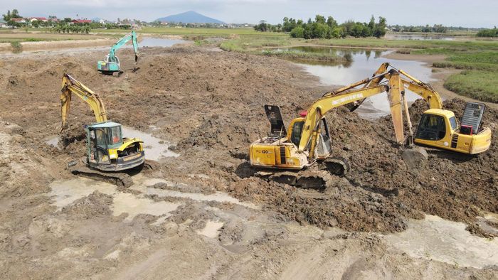 Đây là một trong những mũi thi công thuộc gói thầu HT-15/2024/XL, thi công nạo vét các trục tiêu, khởi công ngày 14/6/2025. Công việc tập trung vào nạo vét lòng sông, mở rộng dòng chảy và xử lý các đoạn bờ có nguy cơ sạt lở, góp phần cải thiện khả năng tiêu thoát nước cho khu vực hạ du.