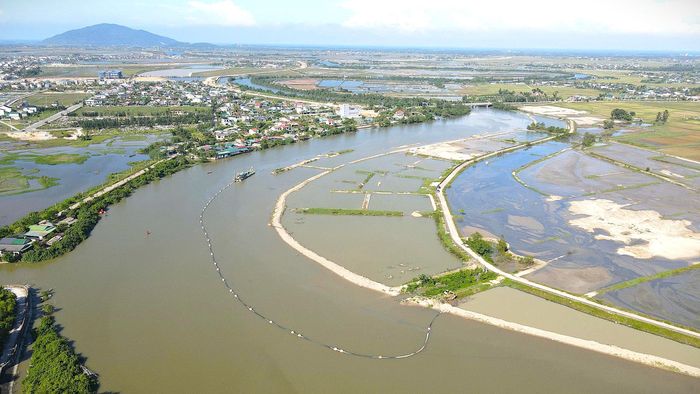 Tại công trường nạo vét sông Rào Cái, tiếng máy hút bùn, máy xúc hòa cùng hoạt động vận chuyển vật liệu tạo nên không khí thi công khẩn trương. Một máy hút bùn công suất 900 CV hoạt động giữa lòng sông, bơm bùn đất qua hệ thống đường ống đến khu vực tập kết.